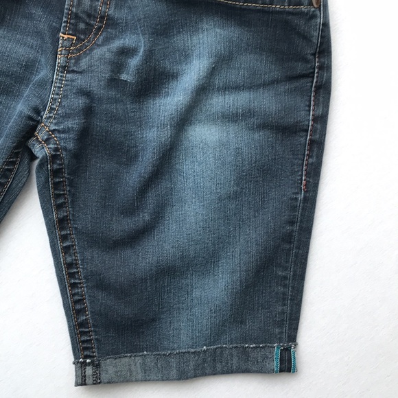 A Pea in the Pod Maternity Cutoff mavi Denim Shorts (M) - Picture 3 of 9